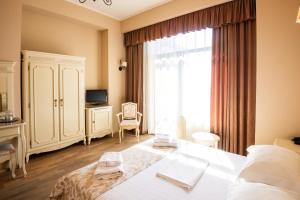 une chambre avec un grand lit et une fenêtre dans l'établissement Complex Verona Mamaia Nord, à Mamaia Nord – Năvodari 10 autres photos