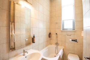 une salle de bains avec lavabo, baignoire et toilettes dans l'établissement Complex Verona Mamaia Nord, à Mamaia Nord – Năvodari
