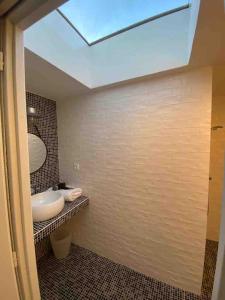 un bagno con lavandino e specchio di Cottage vue panoramique Pau Piscine a Laroin