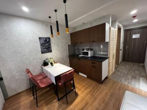 Kuchyň nebo kuchyňský kout v ubytování Rainbow Apartment Batumi