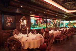 Restoran või mõni muu söögikoht majutusasutuses Resort Hotel Alex Zermatt