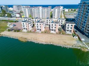 une vue aérienne d'un groupe de bâtiments au bord de l'eau dans l'établissement Complex Verona Mamaia Nord, à Mamaia Nord – Năvodari