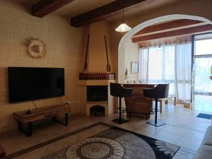 TV a/nebo společenská místnost v ubytování Tal-Bir Farmhouse by NA + 13 fotografií