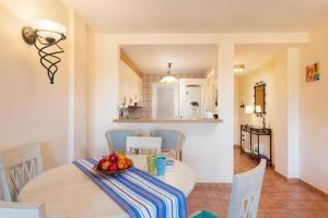jadalnia ze stołem, na którym stoi misa z owocami w obiekcie The Torrent's Observer Holiday Home, Cala Pi , Smart Tv, Free Wifi, ETV12544 w mieście Cala Pi +20 zdjęć