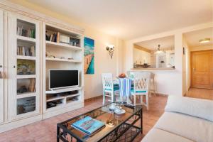 Telewizja i/lub zestaw kina domowego w obiekcie The Torrent's Observer Holiday Home, Cala Pi , Smart Tv, Free Wifi, ETV12544