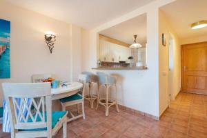Kuchnia lub aneks kuchenny w obiekcie The Torrent's Observer Holiday Home, Cala Pi , Smart Tv, Free Wifi, ETV12544