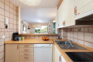 Kuchnia lub aneks kuchenny w obiekcie The Torrent's Observer Holiday Home, Cala Pi , Smart Tv, Free Wifi, ETV12544