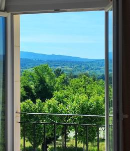 uma janela com vista para a floresta em Vilajoun em Joucas