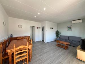a living room with a table and a couch at Tu hogar de verano in Roses