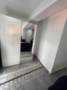 Μια τηλεόραση ή/και κέντρο ψυχαγωγίας στο Rooftop Terrace Escape in the Heart of Maastricht