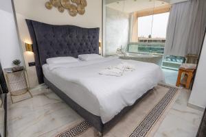 Ένα ή περισσότερα κρεβάτια σε δωμάτιο στο נאות גולף קיסריה - דירות מהממות עם ג'קוזי ובריכה במתחם +39 φωτογραφίες