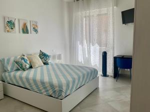 una camera da letto bianca con un letto e una finestra di Casa Marea - Lerici Center a Lerici