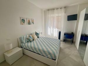 una camera da letto con un letto e una scrivania di Casa Marea - Lerici Center a Lerici