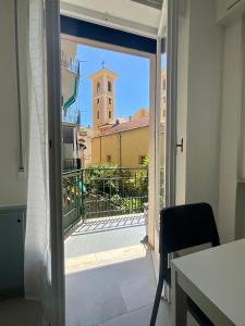 una porta aperta su un balcone con vista su un edificio di Casa Marea - Lerici Center a Lerici Altre 34 foto