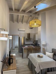 a living room with a table and a kitchen at Apartamentos La Gruta de Aracena 3 in Aracena