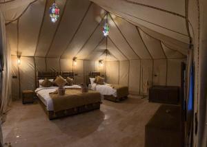 Postel nebo postele na pokoji v ubytování Desert Nights Camp