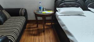Postel nebo postele na pokoji v ubytování Luxury AC Apartment Studio in Center of Jabalpur