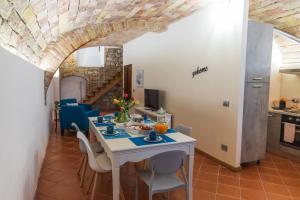 Fotografie z fotogalerie ubytování Apartment in historic villa with pool and Tennis v destinaci Bargni