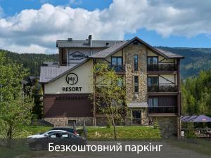 Nespecifikovaný výhled na hory nebo výhled na hory při pohledu z hotelu