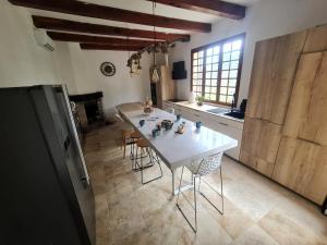 Kuchyň nebo kuchyňský kout v ubytování Maison - chambres d'hotes