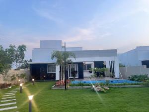 Zahrada ubytování Fiorella Villa-Villa with Pool and Outdoor Bar