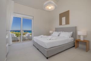 Postel nebo postele na pokoji v ubytování Villa Petalutha Rhodes + 34 fotografií