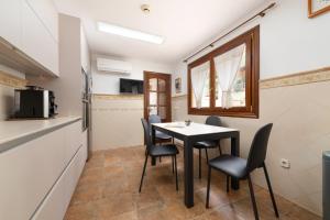 Una cocina o zona de cocina en Hall of The Mountain Pool - Bunyola