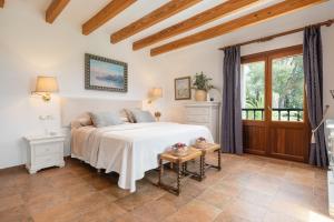 Un dormitorio con una cama y una ventana. en Hall of The Mountain Pool - Bunyola, en Bunyola