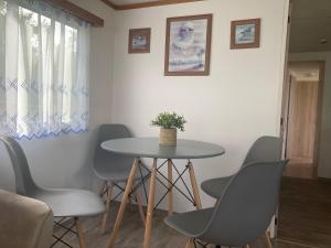 a table and chairs in a room at Mobilheim Výr in Výrovice
