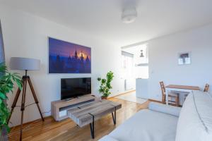 Televízia a/alebo spoločenská miestnosť v ubytovaní Sunny Safron apartment