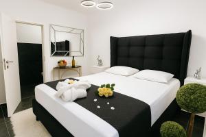 1 dormitorio con 2 camas en blanco y negro en דירה מקסימה בחדרה 5 דקות מהים, en H̱adera