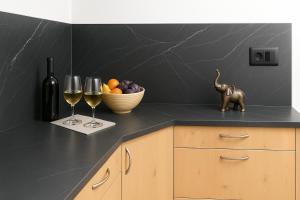una cocina con 2 copas de vino y un bol de fruta en דירה מקסימה בחדרה 5 דקות מהים, en H̱adera 5 fotos más