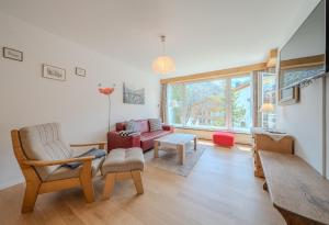 アローザにあるViktoria A22 by Arosa Vacations, Familienwohnung im Zentrum mit Bergblickのソファとテーブルのあるリビングルーム +31枚の写真