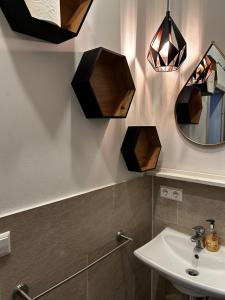 een badkamer met een wastafel en een spiegel bij PrivateSpa - Meine Wellness Oase in Bad Schonborn +3 foto's