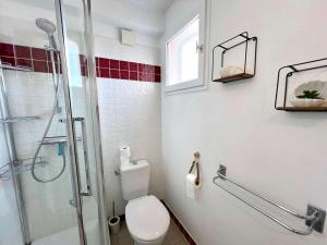 ヴァルラ・プラージュにあるValras'Loc - Entre Port & Plageのトイレとガラスのシャワー付きのバスルーム +3枚の写真