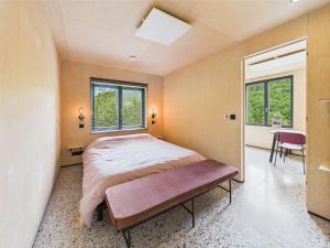 Postel nebo postele na pokoji v ubytování Cabin vr 4, zicht Semois-rivier!