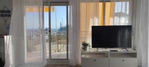 Una televisión o centro de entretenimiento en Apartamento en Salou-Vistas al Mar