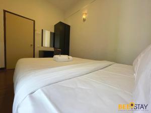 a bedroom with two beds with white sheets at Melaka Bayou Lagoon Free 4 Waterpark Tickets! in Kampong Bukit Beruang