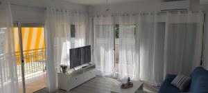 Una televisión o centro de entretenimiento en Apartamento en Salou-Vistas al Mar