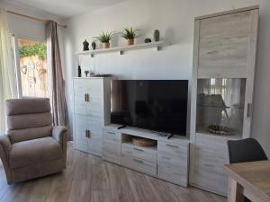 Et tv og/eller underholdning på Playamar Apartment Santa Pola centro, con piscina