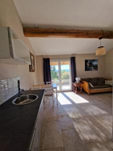 Kuchyň nebo kuchyňský kout v ubytování L'Oustalet des Vignes