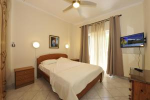 โทรทัศน์และ/หรือระบบความบันเทิงของ Peloponeese CORINTHOS SEASIDE VILLA FOR SHORT RENT