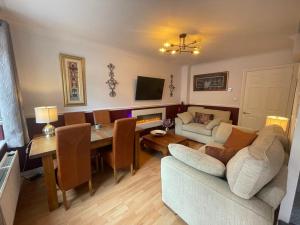 ein Wohnzimmer mit einem Sofa und einem Esstisch in der Unterkunft Cosy Retreat - house with double bedroom in Ripon + 10 Fotos