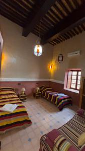 Hotel Kasbah Fenguig客房内的一张或多张床位