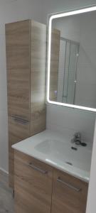 Un baño con un lavabo blanco y un espejo. en Apartamento en Salou-Vistas al Mar, en Salou