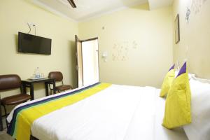 Postel nebo postele na pokoji v ubytování Hotel Satyam Swagat