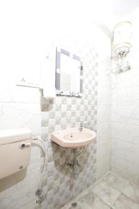 Koupelna v ubytování Hotel Satyam Swagat