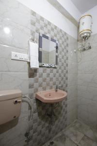 Koupelna v ubytování Hotel Satyam Swagat