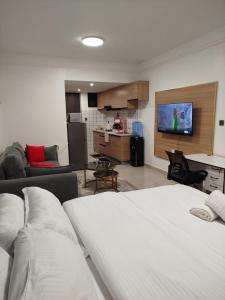 TV a/nebo společenská místnost v ubytování Sunset stays