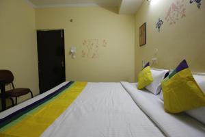 Postel nebo postele na pokoji v ubytování Hotel Satyam Swagat